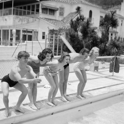 Young MGM stars gather for Judy Garland's 16th birthday party : Mickey Rooney, Ann Rutherford, Judy Garland, Jackie Cooper and Marjorie Gestring. 