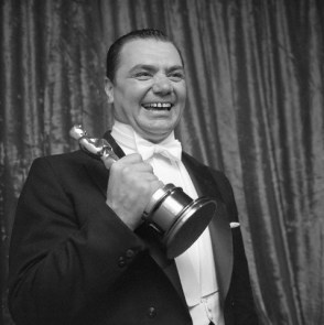 Ernest Borgnine in 1956 with his Oscar for "Marty"