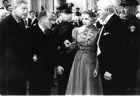 Jean (Fontaine) is detained by police after the pearls go missing. 