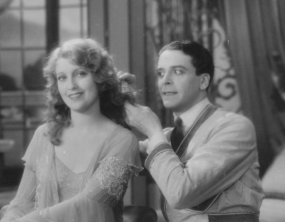 Jack Buchanan poses as a hairdresser to get closer to Jeannette MacDonald. 