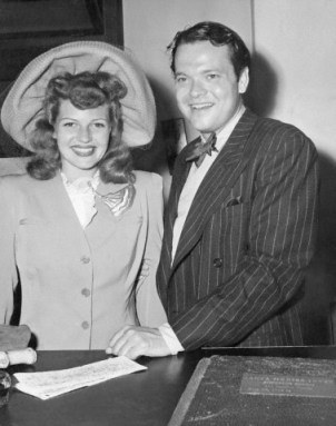 Rita Hayworth and Orson Welles sign their marriage license in 1943.