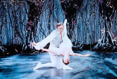 Leslie Caron and Michael Wilding in 